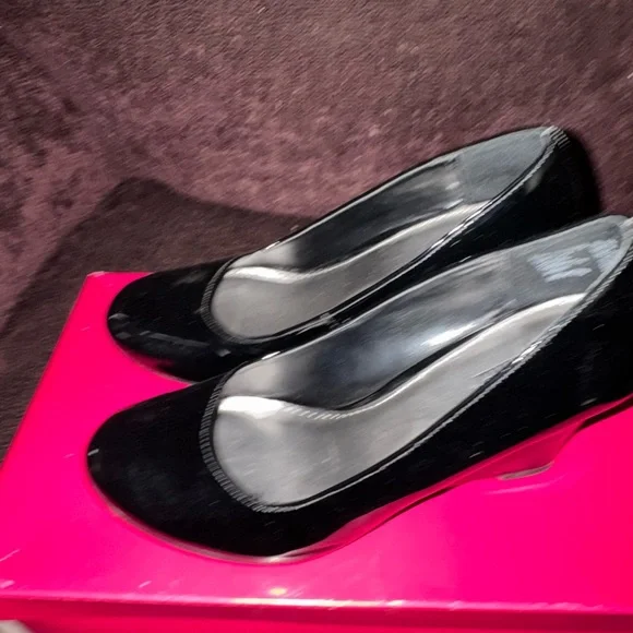 Dexter Black Patent Round-Toe Heels - Picture 2 of 6